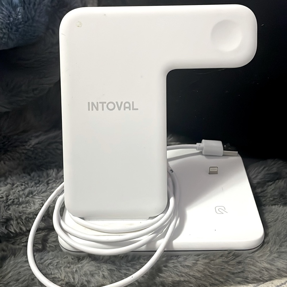 3-1 Apple charging station